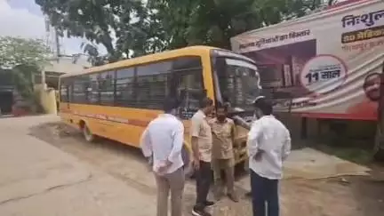 मुरादाबाद: स्कूल की बस रोकने के बाद शुरू हुआ विवाद, अभिभावकों ने आरटीओ विभाग पर लापरवाही का आरोप लगाया