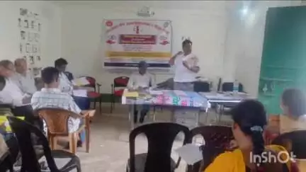 मनोहरपुर: बीआरसी में शिक्षकों को आंख की बीमारियों से बचाव का प्रशिक्षण दिया गया