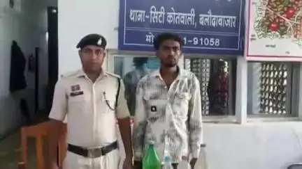 बलौदाबाज़ार: थाना सिटी कोतवाली पुलिस ने समाधान सेल में मिली सूचना के आधार पर अवैध महुआ शराब बिक्री करने वाले 1 आरोपी को पकड़ा