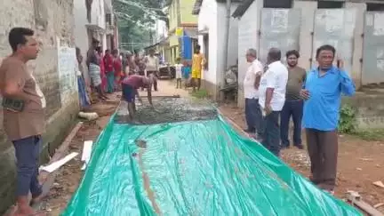 ডেবরা: ডেবরার বস্তি পাড়ার মসজিদ থেকে হরিমতী হাইস্কুল পর্যন্ত ঢালাই রাস্তা তৈরির কাজ পরিদর্শন করলেন পঞ্চায়েত সমিতির কর্মাধ্যক্ষ