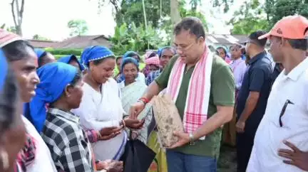 টিংখং: টিংখাঙৰ ৫ খন চাহ বাগিচাত 'এটি কলি দুটি পাত' আঁচনি সম্পৰ্কে চাহ শ্ৰমিকসকলৰ সৈতে মত-বিনিময় কৰে মন্ত্ৰী বিমল বৰাই