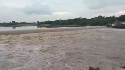 मेज नदी में पानी का बहाव
