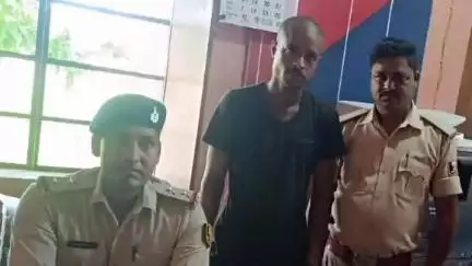 सोनबरसा: भूतही रजिस्ट्री ऑफिस रोड पर देसी कट्टा लहराता बदमाश गिरफ्तार