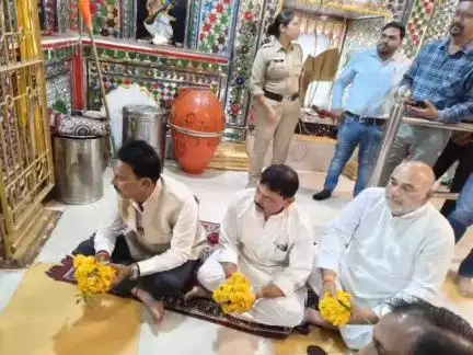 सीहोर नगर: मंत्री तुलसी सिलावट प्राचीन गणेश मंदिर पहुंचे, पूजा अर्चना कर खुशहाली की कामना की, ज़िला अध्यक्ष सहित कई उपस्थित