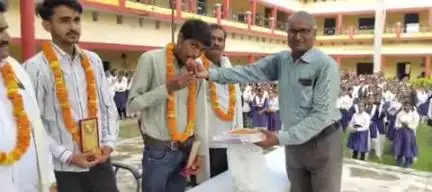 कोरांव: सरदार पटेल इंटर कॉलेज सिकरो कोरांव में नीट पास दो छात्रों व उनके अभिभावकों को विद्यालय परिसर में किया गया सम्मानित
