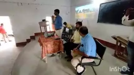 मढ़ौरा: मढ़ौरा हाई स्कूल सभागार में बीडीओ ने जीविका टीम लीडर के साथ की बैठक