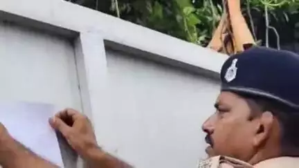 पूर्णिया पूर्व: पूर्णिया भट्ठा बाजार में यौन शोषण के आरोपी के घर पुलिस ने चिपकाया इश्तेहार