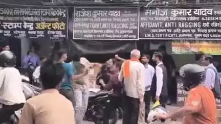कानपुर: कोतवाली स्थित कचहरी के बाहर दो युवतियों ने बीच सड़क युवक को चप्पलों से पीटा, वीडियो हुआ वायरल