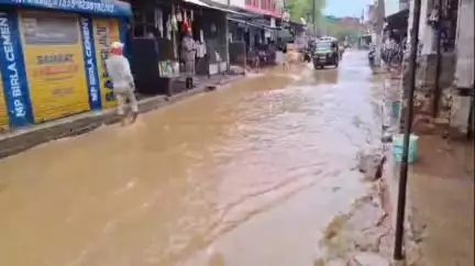 झांसी: बारिश के कारण नारिया बाजार, इतवारीगंज, दरीगरान और कोतवाली की ढाल जैसे इलाकों में सड़कों पर भरा पानी