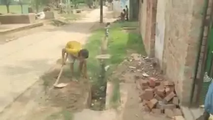 अमृतपुर: दौलतपुर चकई में सफाई कर्मचारी ना आने से नाबालिक बच्चा फावड़े से घास साफ करते नजर आया
