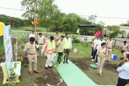 सीहोर नगर: हरियाली महोत्सव: पुलिस लाइन में वृक्षारोपण कार्यक्रम आयोजित, पुलिस अधीक्षक सहित पुलिस कर्मियों ने किया वृक्षारोपण