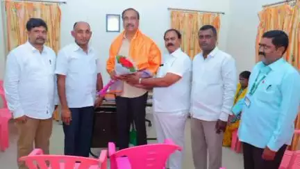 జగిత్యాల: ఎమ్మెల్యే డా సంజయ్ కుమార్ ను  మర్యాద పూర్వకంగా కలిసిన కరీంనగర్ కో ఆపరేటివ్ అర్బన్ బ్యాంక్ చైర్మన్