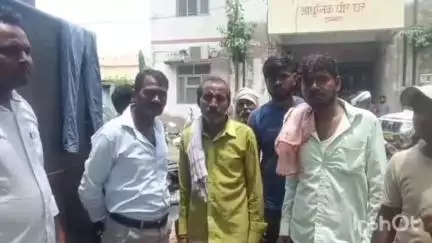 उन्नाव: उन्नाव के अजगैन थाना क्षेत्र में युवक की डीसीएम की टक्कर से हुई मौत, परिजन पोस्टमार्टम हाउस पहुंचे