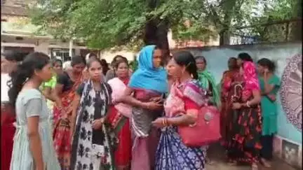କଣ୍ଟାବାଞ୍ଜି: ଡୁମେରଚୁଆଁ ଗାଁରେ ଯୁବକ ଙ୍କ ମୃତ୍ୟୁ ଘଟଣା- ପ୍ରେମିକା କୁ ଗିରଫ କରିବା ଦାବି ନେଇ କଣ୍ଟାବାଞ୍ଜି ଥାନା ଘେରାଉ