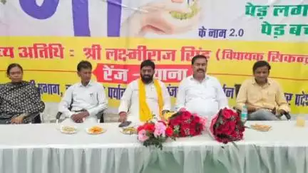 बुलंदशहर: गुलावठी में थाने के निकट वृक्षारोपण अभियान के अंतर्गत विधायक ने किया वृक्षारोपण
