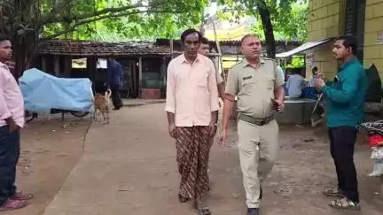 সিউড়ি ১: ভাগ্নিকে খুনের ঘটনায় অভিযুক্ত মামাকে সাজা শোনানো হবে সিউড়ি আদালতের পক্ষ থেকে, আনা হলো মামাকে সিউড়ি আদালতে
