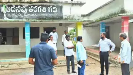 జగిత్యాల: రాయికల్ మండలలోని బోర్నపల్లి గ్రామంలోని యుపిఎస్ స్కూల్ పాఠశాలను పరిశీలించిన జిల్లా కలెక్టర్ సత్యప్రసాద్
