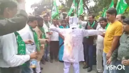 लातेहार: लातेहार में झामुमो जिला कमिटी ने भाजपा प्रदेश अध्यक्ष का पुतला दहन कर समाहरणालय गेट पर की नारेबाजी