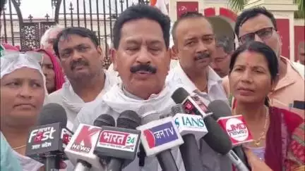 गाज़ीपुर: गाजीपुर में कांग्रेस ने भूमिहीनों को उजाड़ने और जनसमस्याओं को लेकर किया धरना प्रदर्शन, राज्यपाल को प्रेषित ज्ञापन सौंपा
