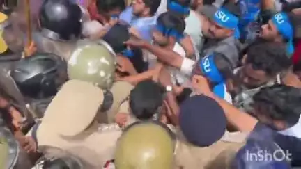 തിരുവനന്തപുരം: യുദ്ധക്കളമായി തലസ്ഥാന നഗരി, കെ.എസ്.യു സെക്രട്ടേറിയേറ്റ് മാര്‍ച്ചിന് നേരെ പോലീസ് ലാത്തി ചാർജ്