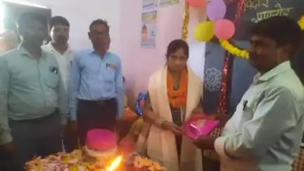 बेनीपुर अलीनगर मध्य विद्यालय श्यामपुर की शिक्षिका को अपने ग्रीह जिला में स्थानांतरण होने के बाद की गई विदाईसमारोह आयोजित