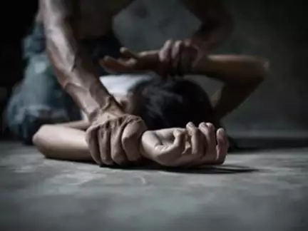 महाराष्ट्र के पुणे में कूरियर बॉय बनकर घर में घुसे व्यक्ति ने युवती से किया रेप, जाते हुए सेल्फी ली और लिखा- फिर आऊंगा