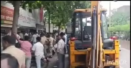 लातूर: लातूरच्या शाहू चौकात अतिक्रमणावर मनपाची कारवाई, प्रशासनाचा मोठा ताफा