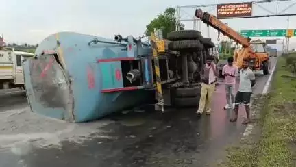 কাঁকসা: ধরলা মোড়ের কাছে নিয়ন্ত্রণ হারিয়ে জাতীয় সড়কের উপর উল্টে গেল কেমিক্যাল বোঝাই ট্যাঙ্কার, আহত 2