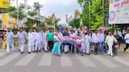 सुल्तानपुर: प्राथमिक विद्यालयों की बंदी पर कांग्रेस पार्टी हुई मुखर, कलेक्ट्रेट गेट पर किया प्रदर्शन और सौंपा ज्ञापन