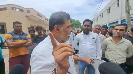 વાંકાનેર: વાંકાનેર નગરપાલિકા ખાતે મીડિયા કવરેજ માટે ગયેલા પત્રકાર પર ધારાસભ્ય સમાણીનો હિચકારો હુમલો...