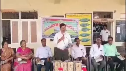 వలిగొండ: మండలంలోని ప్రభుత్వ ఉన్నత పాఠశాలలో 2024-25 లో ఉత్తమ మార్కులు సాధించిన విద్యార్థులకు ప్రతిభా పురస్కారాలు అందజేత