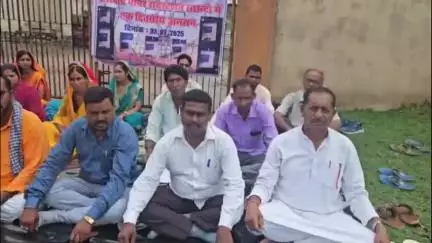 बेंगाबाद: ओझाडीह जलापूर्ति योजना फेल पर जनप्रतिनिधियों ने अनशन किया, आश्वासन मिलने पर अनशन समाप्त। #jansamasya
