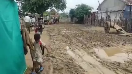 సిర్పూర్ టి: పాపన్నపేట గ్రామంలో అస్తవ్యస్తంగా మారిన రోడ్లు, పాఠశాల వెళ్లేందుకు తీవ్ర ఇబ్బందులు పడుతున్న విద్యార్థులు