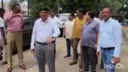 આણંદ શહેર: મનપા વિસ્તારમાં 40 ટકા જમીન કપાત મુદ્દે બિલ્ડર એસોસિએશન દ્વારા કલેકટર કચેરી ખાતે આવેદનપત્ર આપવામાં આવ્યું