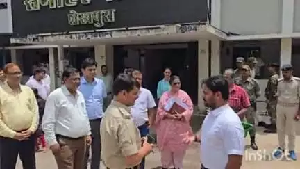 शेखपुरा: शेखपुरा DM आरिफ अहसन और एसपी बलिराम कुमार चौधरी ने मतदाता सूची पुनरीक्षण के लिए 20 रथों को किया रवाना