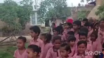 कलान: नामांकन संख्या 60 होने पर भी प्राथमिक विद्यालय पीतमनगला में मर्ज किए गए छात्रों के अभिभावकों में आक्रोश