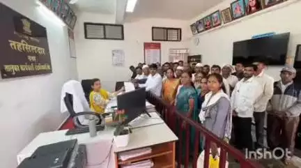 पेठ: महामार्गावरील वाहतूक कोंडीसह इतर मागण्यांबाबत राष्ट्रवारी शरद पवार गटाचे तहसील कार्यालयास निवेदन