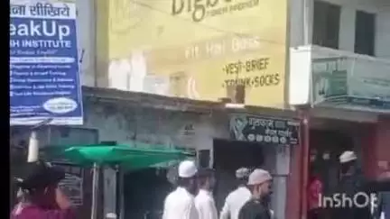 लालगंज: खीरों कस्बे में गुरुवार को मोहर्रम की सातवीं का जुलूस निकाला गया, श्रद्धालुओं ने अलम के साथ तिरंगा झंडा भी लिया