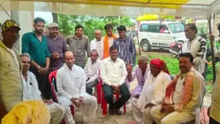 जीरापुर: माचलपुर के डूंगरी गांव में क्षेत्रीय विधायक हजारीलाल दांगी एक सामाजिक कार्यक्रम में शामिल हुए
