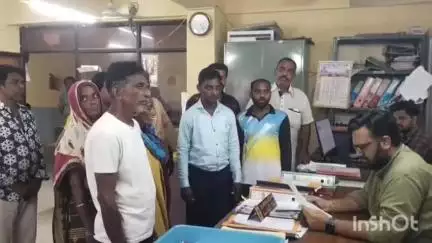 કાલોલ: સફાઈ કર્મચારીઓએ કાલોલ મામલતદારને આવેદન આપી વોર્ડ નં ૬ માં સફાઈ કામગીરી સ્થગીત કરવા માંગ કરી.