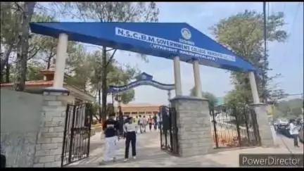 हमीरपुर: महाविद्यालय हमीरपुर में कूलरों की खराब हालत पर छात्रों ने प्रिंसिपल को सौंपा ज्ञापन, साथ में सफाई भी की