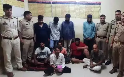 कानपुर: बर्रा थाने की पुलिस ने 9 जुआरियों को ताश के पत्ते और ₹17,510 के साथ किया गिरफ्तार