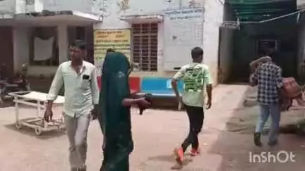 सेपउ: इंटकी गांव के समीप सड़क पर मवेशी से टकराई बाइक, 3 लोग घायल