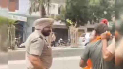 ਜਲਾਲਾਬਾਦ: ਮੁਹੱਲਾ ਰਾਜਪੂਤ ਨੇੜੇ ਡੀਐਸਪੀ ਨੇ ਕੀਤੀ ਰੇਡ ਨਸ਼ਾ ਵੇਚਣ ਵਾਲੇ ਇੱਕ ਨੂੰ ਕੀਤਾ ਕਾਬੂ ਬਾਕੀ ਫਰਾਰ
