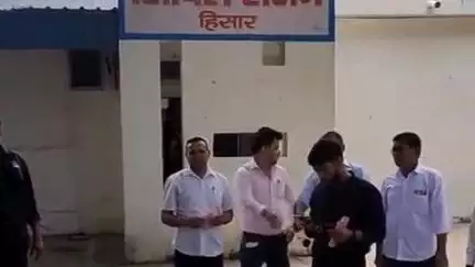 हिसार: जिओ फेंसिंग हाजिरी प्रणाली के विरोध में स्वास्थ्य कर्मचारियों का प्रदर्शन