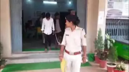 शेखपुरा: शेखपुरा के दल्लू मोड़ से ई-रिक्शा चोरी कर लखीसराय में घूम रहे तीन बदमाश गिरफ्तार, भेजे गए जेल