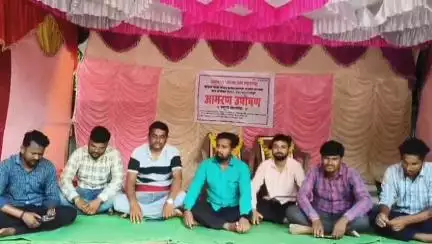 हिंगोली: जिल्हा परिषद कार्यालयाच्या गेट समोर अनुकंपा धारण संघाच्या सदस्यांचे आमरण उपोषण सुरू