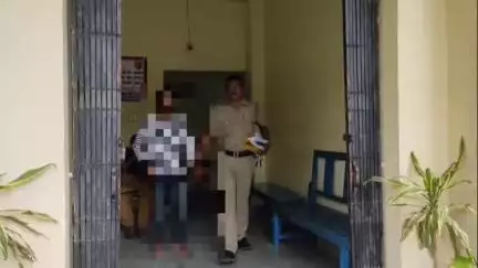 আউশগ্রাম ২: বছর ষোলোর এক নাবালিকাকে ফুসলিয়ে নিয়ে যাওয়ার অভিযোগে পাশের গ্রামের এক যুবককে গ্রেপ্তার করল ছোড়া ফাঁড়ির পুলিশ