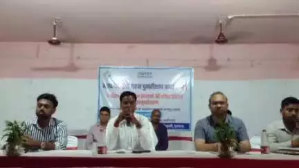 कर्पूरी सभा भवन में चार प्रखंड के जीविका ग्राम संगठनों से जुड़े जीविका दीदीयों को मतदाता सूची के बारे में दी गई जानकारी
