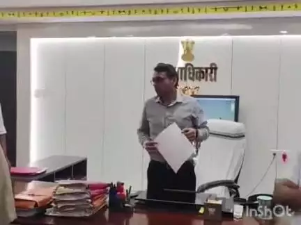 आरा: विशेष गहन पुनरीक्षण 2025 में उत्कृष्ट बीएलओ और वॉलंटियर्स को जिलाधिकारी ने किया सम्मानित